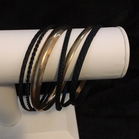 Set of six metal bangle bracelets. 4 black with braided look 2 gold tone - Picture 1 of 4